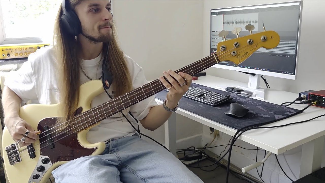 Videostill van een cover gespeeld door Wolf d'Anvers