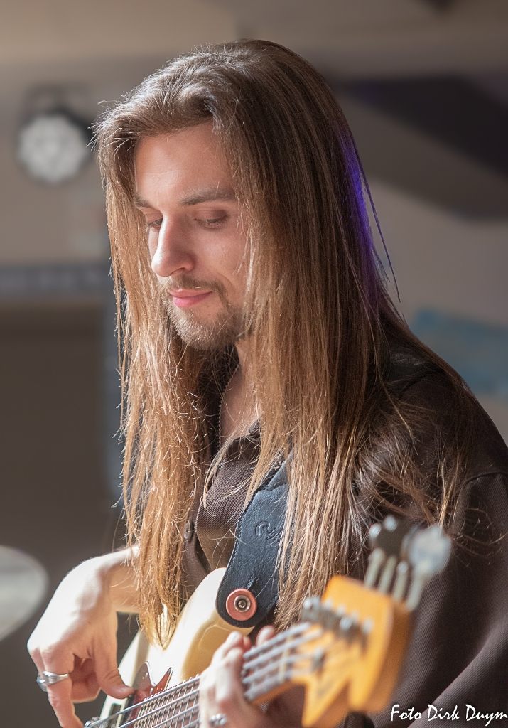 Wolf d'Anvers speelt basgitaar