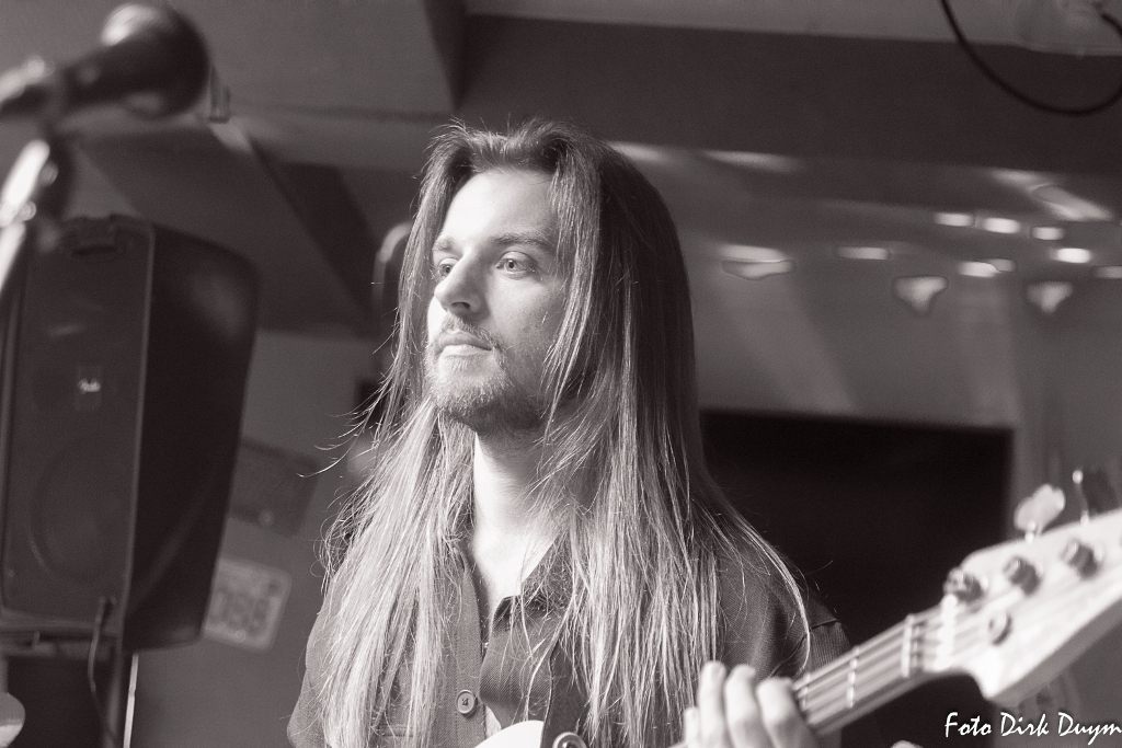 Wolf d'Anvers live op bas, zwart-wit