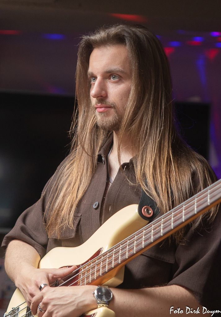 Wolf d'Anvers met basgitaar op het podium